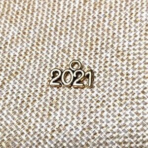 🔴 5 for $10 ONE Vintage Style Gold Tone 2021 Pendant